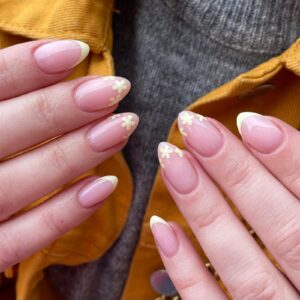 Prestation sur Ongle court avec french et fleur jaune