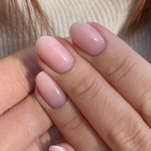 Prestation d'un Gainage très court sur ongle naturel, couleur naturel