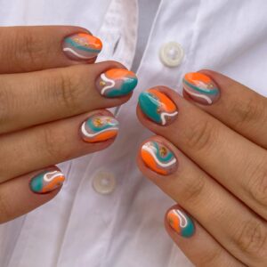 Prestation d'une pose américaine ongles court coloré, orange, bleu