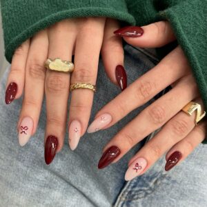 Prestation d'une pose américaine rouge bordeaux avec nœud, strass