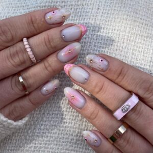 Prestation d'un Gainage court avec nail art rose, French, strass