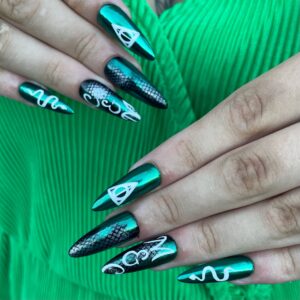 Prestation d'une pose américaine long, couleur vert chrome, motif blanc, serpent