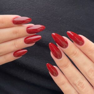 Prestation d'une pose américaine ongle long en amande rouge